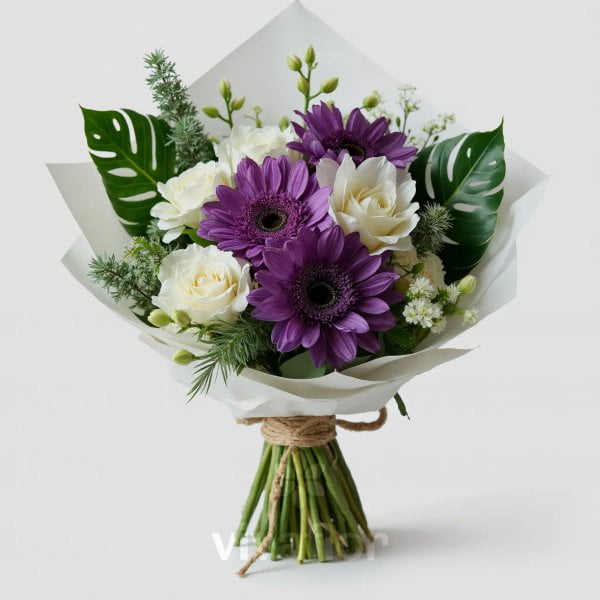 Buchet Elegant cu Lisianthus Mov și Frezii Albe