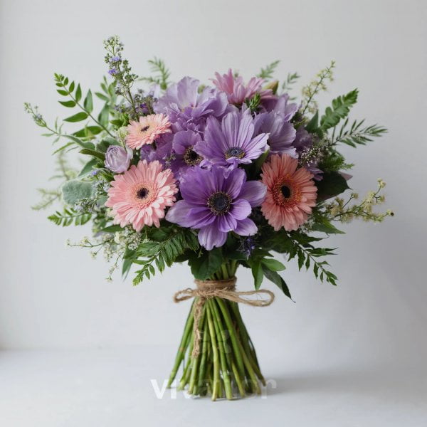 Buchet elegant cu lisianthus mov și gerbera roz