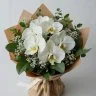 Buchet Elegant cu Orhidee Albe și Eucalipt